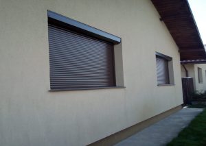 Jaluzele exterioare solare - beneficiaza de controlul luminii si temperaturii, folosind energie regenerabila. Solutii eco-friendly pentru casa ta!