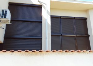 Rulouri exterioare manuale - solutii practice si accesibile pentru controlul luminii si temperaturii in casa ta. Alege modelul potrivit pentru tine!