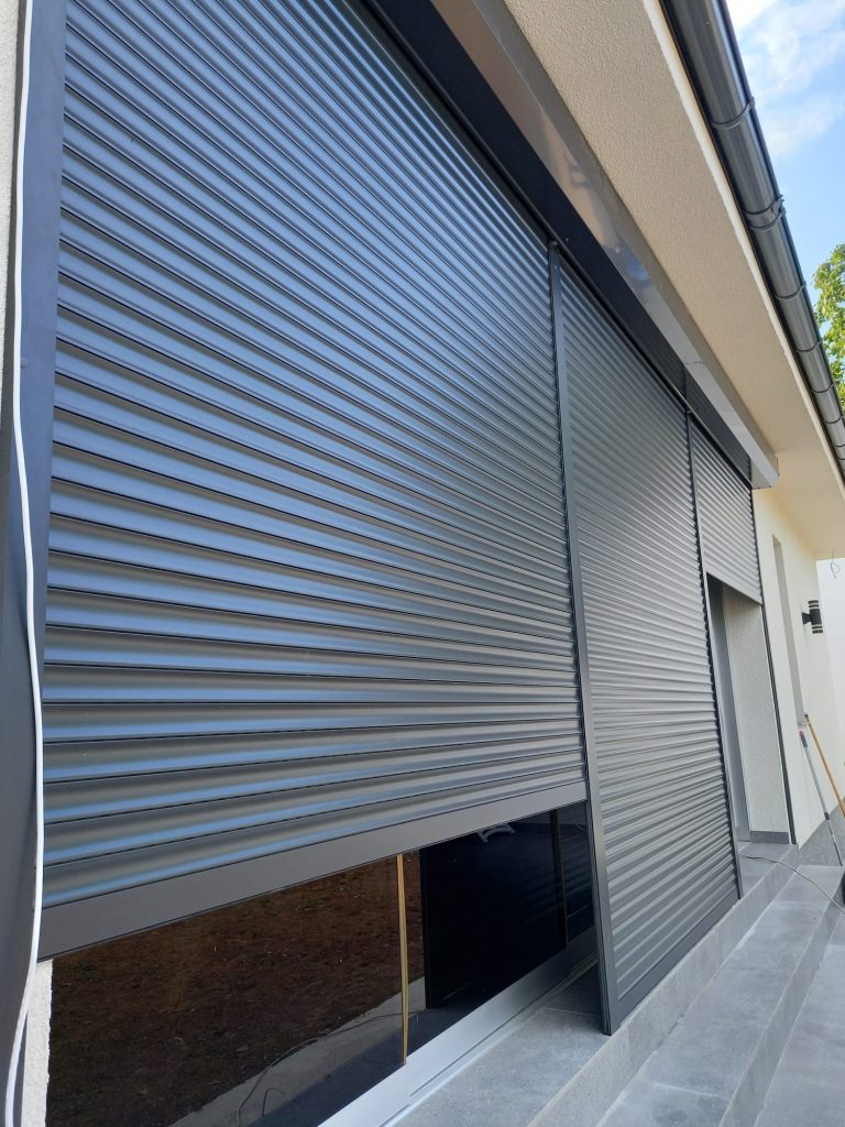 Descoperiti maiestria Victoria Shades in montajul de rulouri, plase si solutii pentru balcon. Instalare gratuita in Bucuresti si Ilfov. Servicii extinse in toata tara.
